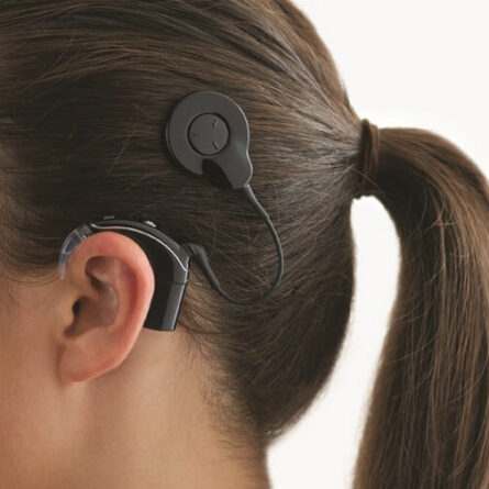 Hörgerät am Ohr außen und am Kopf angebracht