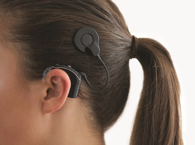 Hörgerät am Ohr außen und am Kopf angebracht
